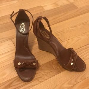 TOD’S WEDGE SANDAL BROWN SIZE 10